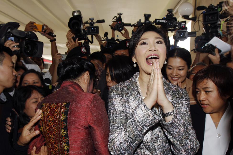 Cựu Thủ tướng Yingluck Shinawatra, Thái Lan đưa ra một lời chào truyền thống khi cô rời khỏi Quốc hội sau khi phát biểu  một tuyên bố trong cuộc họp Hội đồng lập pháp quốc gia ở Bangkok ngày 22 Tháng Một năm 2015.