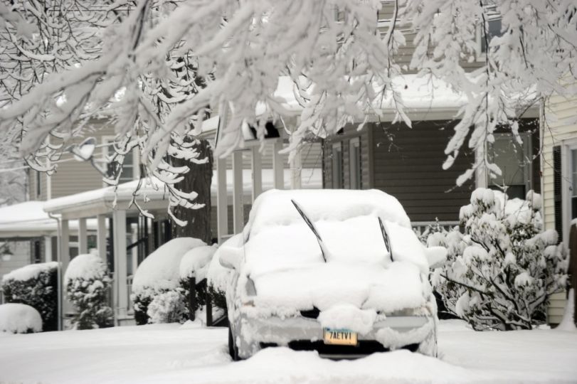 Locust Avenue ở Danbury, bang Connecticut. Một đêm sau khi tuyết rơi.