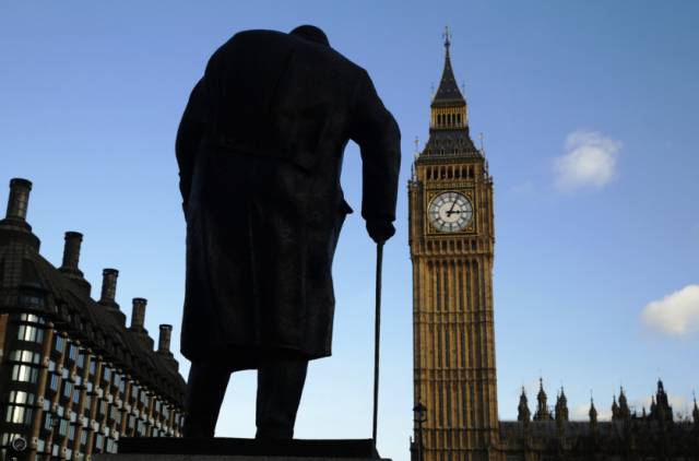 Bức tượng của cựu Thủ tướng Winston Churchill của Anh được in bóng ở phía trước của nhà Quốc hội ở London.