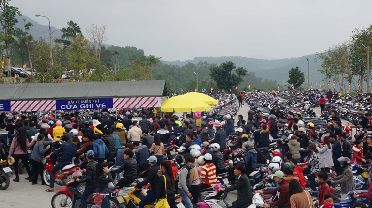 Trưa ngày mùng 2 Tết, bãi gửi xe chùa Ba Vàng đã gần chật cứng. 
