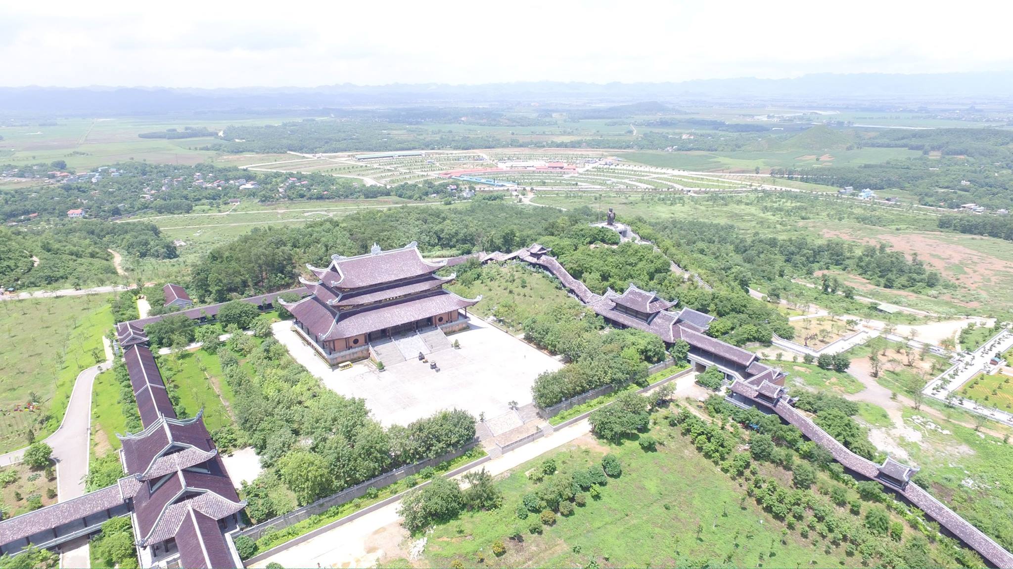 Quần thể khu chùa hiện có diện tích 539 ha, bao gồm 27 ha khu chùa cổ, 80 ha khu chùa mới