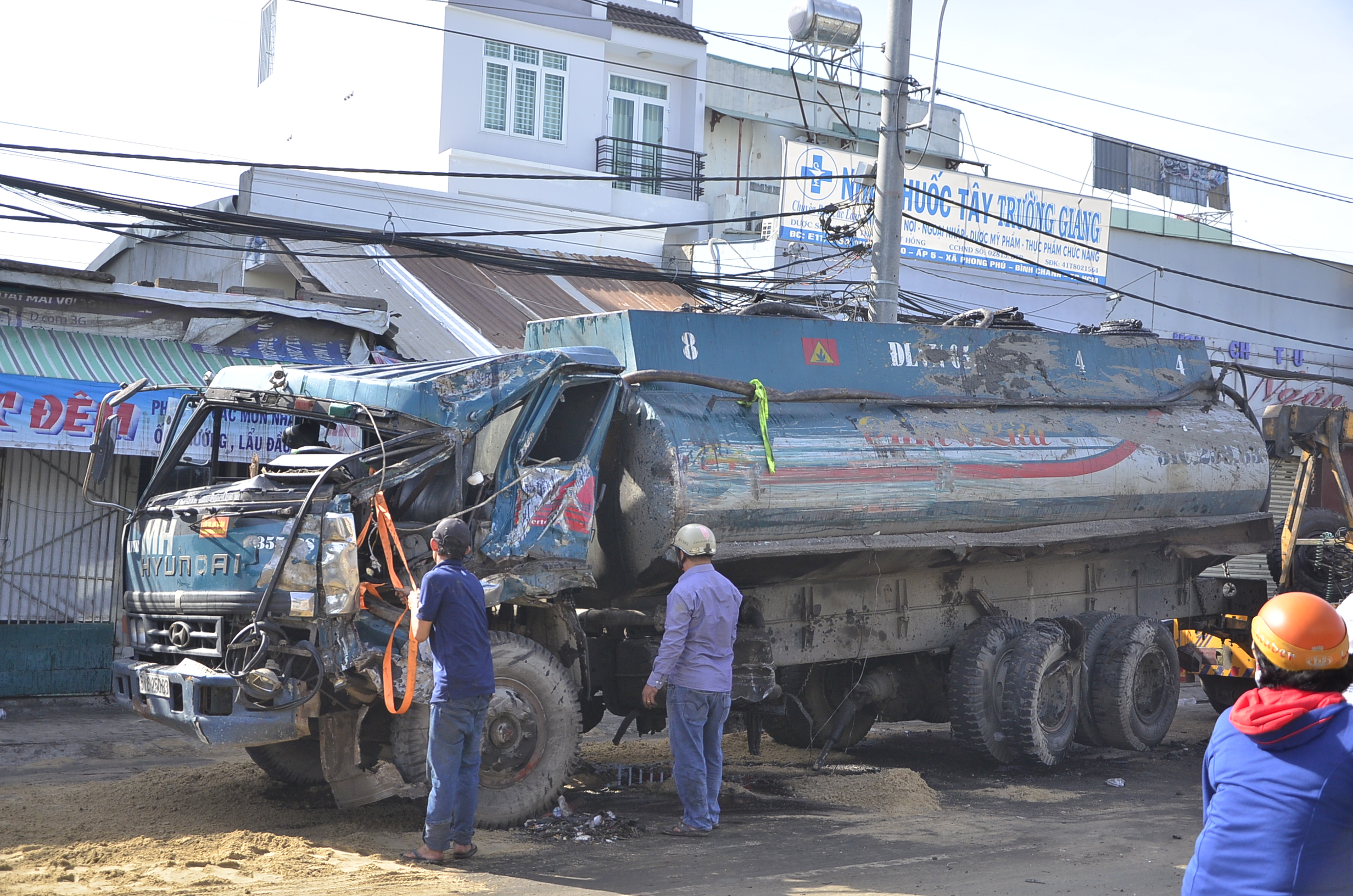 Chiếc xe bồn chở dầu tại hiện trường tai nạn giao thông