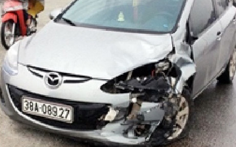 Chiếc xe ô tô Mazda2 gây tai nạn giao thông rồi bỏ trốn
