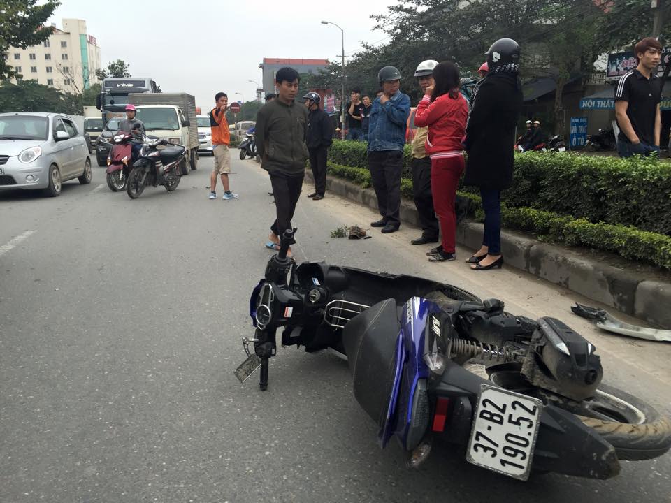 Chiếc xe máy của nạn nhân tại hiện trường vụ tai nạn giao thông
