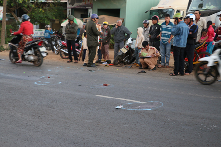 Lực lượng chức năng tiến hành điều tra tại hiện trường vụ tai nạn giao thông