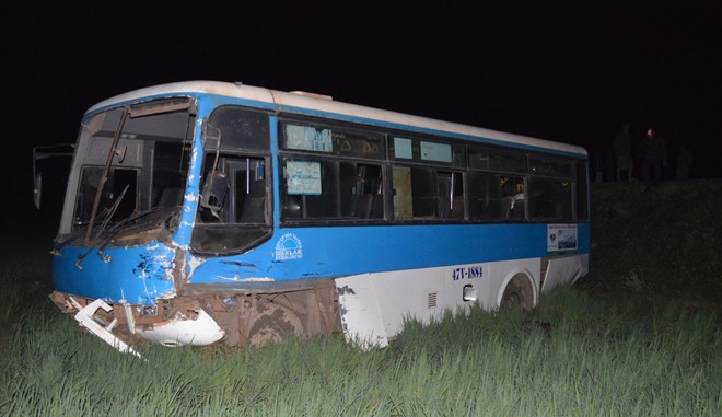 Vụ tai nạn giao thông khiến xe buýt lao xuống ruộng và bị hư hỏng nặng
