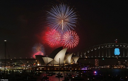 Sydney, Úc: Vẻ đẹp lung linh của cầu cảng Sydney lúc này đủ khiến bất cứ cư dân nào trên thế giới cũng phải ngỡ ngàng và ao ước mình đang có mặt tại nơi này. Năm mới 2015 đã đến Sydney