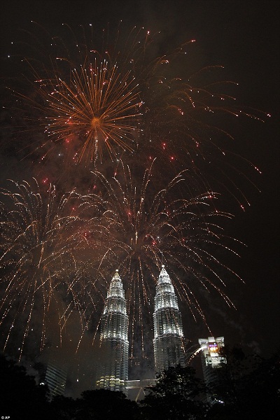 Kuala Lumpua, Malaysia: Pháo hoa bung nở trên tòa tháp đôi Petronas.