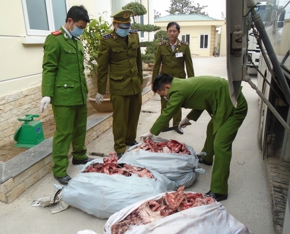 Lực lượng CSGT tỉnh Thanh Hóa đã liên tiếp bắt giữ một lượng lớn hàng hóa, thực phẩm bẩn không rõ nguồn gốc