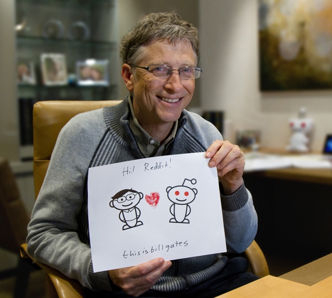 Bill Gates được đánh giá là một người có khiếu hài hước, mặc dù sự hài hước của ông thường pha chút gì đó của những kẻ ‘khùng’ nghiện công nghệ. Có lần ông đăng một video lên Youtube về tình yêu với Reddit (một trang web tin tức xã hội) nhưng lại đăng toàn những tài liệu tham khảo về lập trình web với màu đỏ chói. 