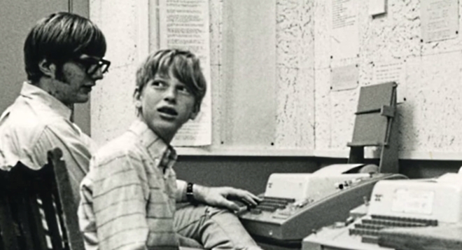 Thời học sinh ‘hoành tráng’: Khi còn là một cậu học sinh ở trường trung học cơ sở Lakeside Prep School, Bill Gates đã viết chương trình máy tính đầu tiên của ông trên một chiếc máy tính General Electric. Chương trình này có tên là trò chơi  tic-tac-toe là một dạng cờ ca-rô mà người chơi có thể đấu với máy tính.