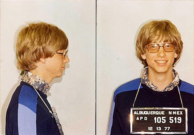 Vào năm 1975, Bill Gates đã từng bị bắt vì lỗi lái xe quá tốc độ và không có bằng. Sau đó hai năm ông cũng bị cảnh sát dừng xe vì không có bằng lái. Vào năm 1989, Gates lại bị bắt ở California vì say rượu lái xe.