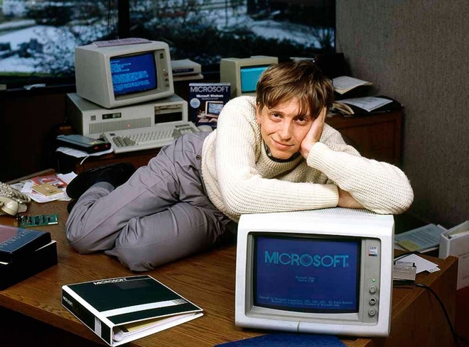 Từ nhỏ Bill Gates đã bộc lộ niềm đam mê với công nghệ. Và đến năm 17 tuổi, ông đã bán chương trình máy tính cho chính trường trung học của mình với giá 4.200 USD.