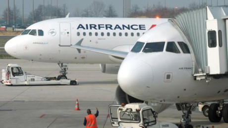 Bé gái 4 tuổi được phát hiện trong túi hành lý của một người phụ nữ trên chuyến bay của hãng hàng không Air France 
