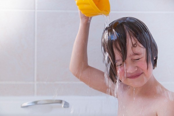 Một bé gái 2 tuổi khác cũng từng bị rách tầng sinh môn vì tai nạn hy hữu khi tắm