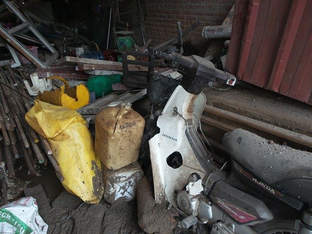 Những đồ đạc, phương tiện trong kho hàng thu mua phế liệu ở Hà Đông Những đồ đạc, phương tiện trong kho hàng thu mua phế liệu ở Hà Đông