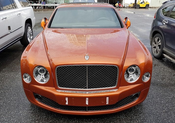 Có vẻ như trong năm 2016, Bentley Mulsanne Speed đang trở thành dòng xe siêu sang được các đại gia Việt ưa chuộng khi từ cuối năm 2016 tới nay, những chiếc xe này đã liên tục được nhập về Việt Nam. Vừa qua, một cặp đôi Bentley Mulsanne Speed với màu ''độc'' là cam và xanh đậm cũng đã vừa về tới chi cục hải quan Bắc Hà Nội.