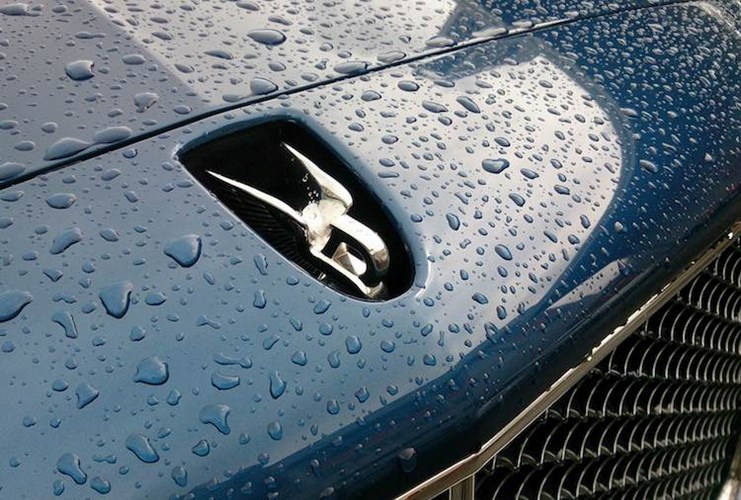 Phía trước nắp ca-pô là biểu tượng (mascot) hình chữ B có cánh ‘Flying B’ nổi tiếng của Bentley với khả năng thụt vào trong khung lưới tản nhiệt của xe.