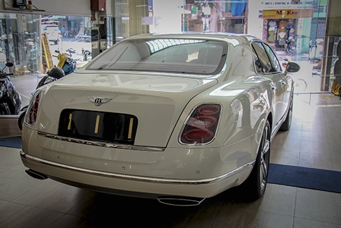 Bentley Mulsanne Speed 2016 ‘hàng thửa’ này có phần nội thất khá đặc biệt vì nó được làm theo yêu cầu của khách hàng. Sự phối hợp màu sắc trong nội – ngoại thất của xe khá tinh tế với hai tông màu đỏ - trắng.