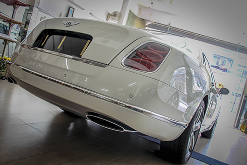 Bentley Mulsanne Speed 2016 có màu sắc ngoại thất ‘Ghost White’. Điểm nhấn bên ngoài xe là các đường cong mềm mại pha chút cá tính. Cụm ống xả mới tạo hình hình thoi được làm bằng chất liệu thép không gỉ. 