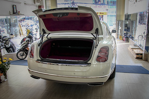 Ngoài ra, Bentley Mulsanne Speed 2016 còn gây ấn tượng với người nhìn với bộ vành ‘khủng’ kích thước 21 inch.