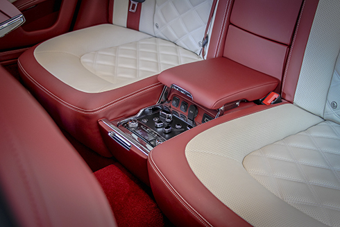 Tích hợp trên hàng ghế sau của siêu xe này còn có hệ thống điều hòa và massage riêng biệt, tựa đầu ghế ngồi thêu logo thương hiệu Bentley.