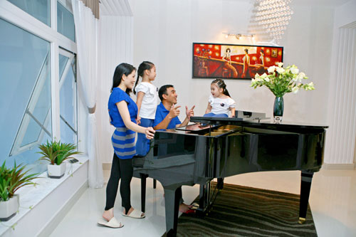 Phòng khách được bày một cây đàn piano. Mỗi khi có thời gian rảnh rỗi, Quyền Linh lại dạy hai công chúa nhỏ học hát