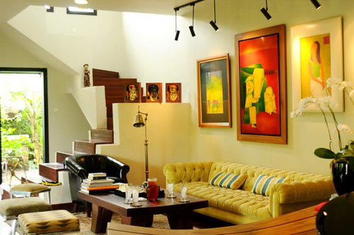 Phòng khách được trang trí bởi bộ sưu tập tranh của các họa sĩ nổi tiếng