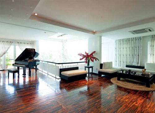 Phòng khách với cây đàn piano thân thương là nơi Hồ Ngọc Hà thường xuyên lui tới trong nhà.
