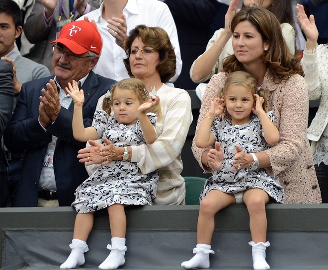 Federer hiện đang sống hạnh phúc với cô vợ Mirka. Cả hai có bốn đứa con: hai cô con gái sinh đôi năm tuổi và hai cậu nhóc sinh đôi bảy tháng tuổi.