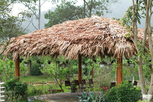 Mái vòm được lợp lá cọ để cho gia đình thưởng ngoạn thiên nhiên ngoài trời. Phía trên được treo những giỏ hoa và xung quanh có nhiều cây xanh mát rượi
