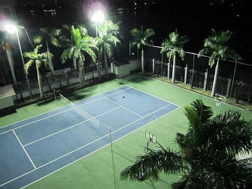 Sân tennis nằm trong khuôn viên biệt thự góp phần tô điểm thêm cho bể bơi nằm trong khuôn viên của căn biệt thự.