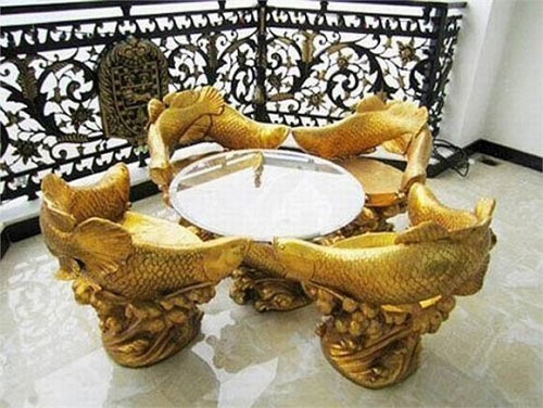 Bộ bàn ghế khá lạ mắt với hình cá chép. Vốn được xem như vật tượng trưng cho sự may mắn, đồ đạc mang hình cá chép thường được trưng bày tại nhà riêng của các doanh nhân.