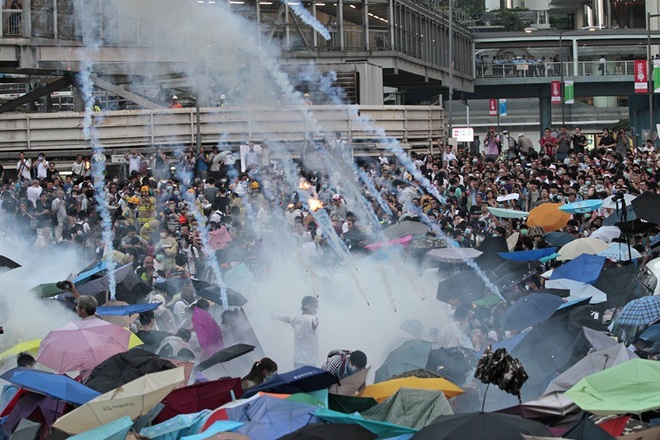 Căng thẳng nhanh chóng được đẩy tới đỉnh điểm. Ngày 28/8, lực lượng cảnh sát của HongKong đã phải sử dụng đạn hơi cay, dùi cui điện và nhiều biện pháp chống bạo loạn khác để giải tán đám đông