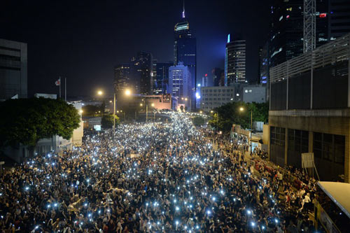 Một ngày sau khi cảnh sát gây sốc cho người biểu tình với bình xịt hơi cay, đám đông đã trải qua tối 29/9 với không khí yên bình hơn