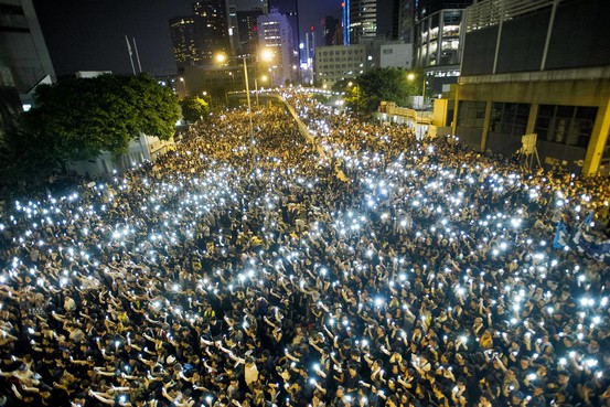 Họ bật đèn ở điện thoại giương cao, thắp sáng đường phố, hát các bài hát ca ngợi tự do và đồng thanh hô vang các khẩu hiệu đòi ông Leung từ chức