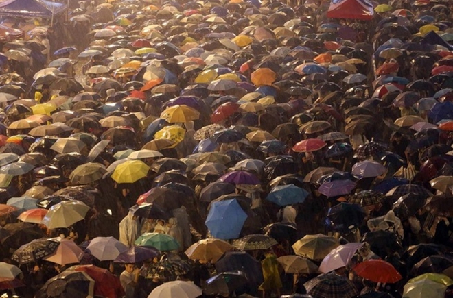 Tối 30/9, trước dịp Quốc khánh của Trung Quốc, hàng chục nghìn người Hong Kong tối nay tiếp tục đổ ra các tuyến phố ở Hong Kong để biểu tình bất chấp trời mưa lớn