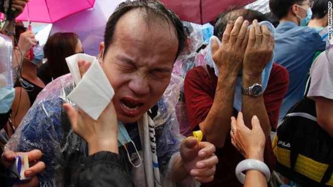 Theo số liệu thống kê của Bộ thông tin HongKong ngày 28/9, đã có ít nhất 38 người bị thương do cảnh sát sử dụng bình xịt hơi cay bắn vài đám đông