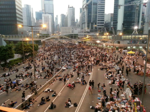 Tới sáng ngày 30, nhiều người biểu tình ở HongKong vẫn duy trì biểu tình ở khu trung tâm thành phố. Họ ở lại nơi này cả đêm sau khi lực lượng cảnh sát chống bạo động đã rút bớt