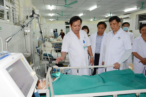 Thứ trưởng Bộ Y tế Nguyễn Thanh Long cũng có mặt tại hiện trường chỉ đạo khám chữa bệnh, cấp cứu kịp thời nạn nhân vụ xe khách lao xuống vực ở Lào Cai