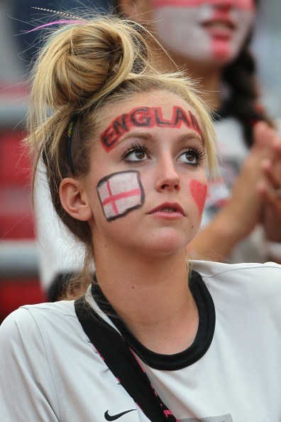 Cô gái cuồng nhiệt này vẽ cờ Anh và tên quốc gia trên mặt đi cổ vũ 
