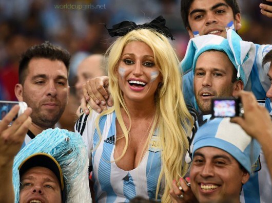 Người đẹp nóng bỏng cổ vũ cho Argentina
