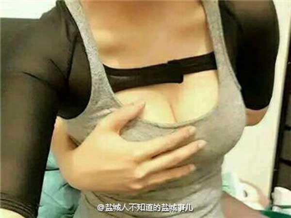 Trung Quốc trào lưu chạm tay vào ngực