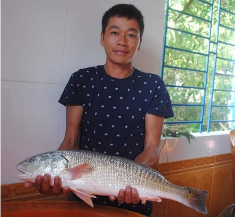 Ngư dân Nguyễn Minh Nhật và con cá sủ vàng quý hiếm mới câu được