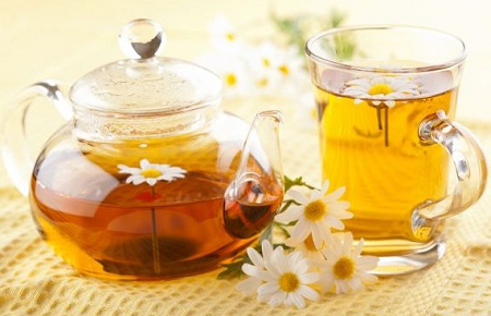 Cùng học cách pha trà hoa cúc mật mật ong giải tỏa căng thẳng sau một ngày làm việc