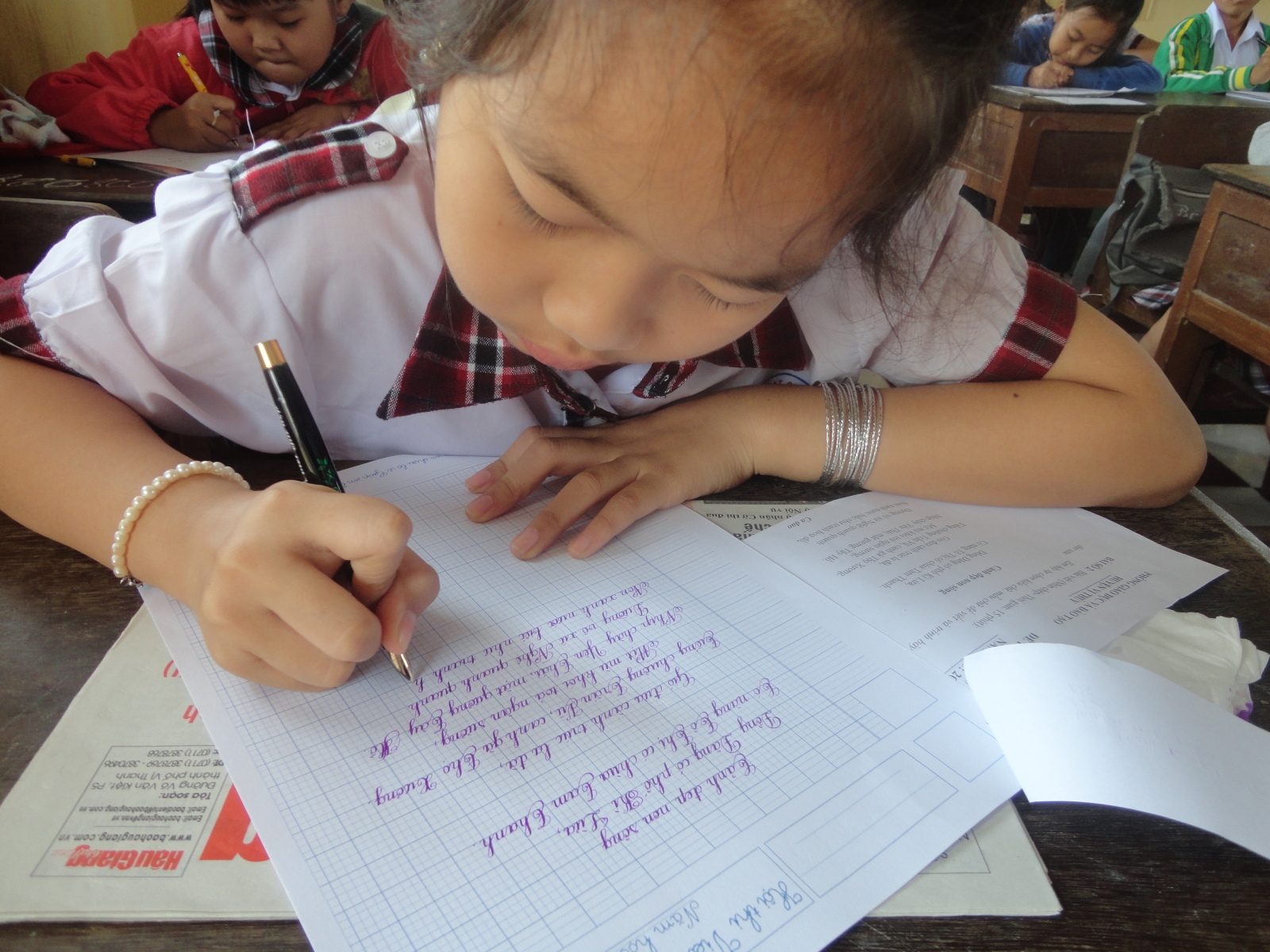 Kết quả hình ảnh cho tư thế ngồi bút giúp bé viết chữ đẹp