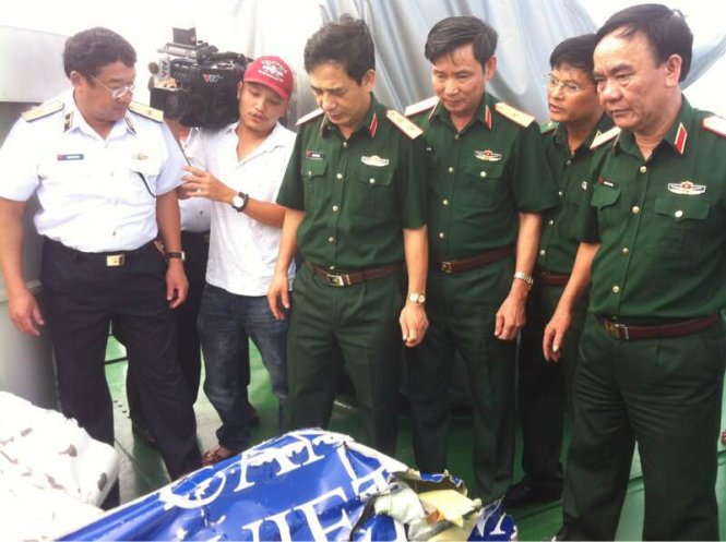 Trung tướng Phan Văn Giang (thứ ba từ trái sang) quan sát mảnh vỡ của chiếc máy bay CASA 212. Ảnh Tuổi Trẻ