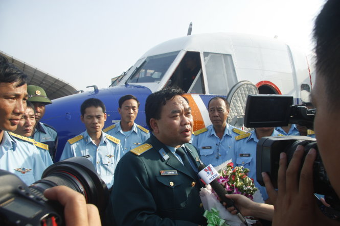 Đại tá Lê Kiêm Toàn trong lần trả lời phỏng vấn báo chí sau khi lái máy bay CASA 212 đi tìm máy bay MH370 mất tích ngày 8/3/2014. Ảnh Tuổi Trẻ