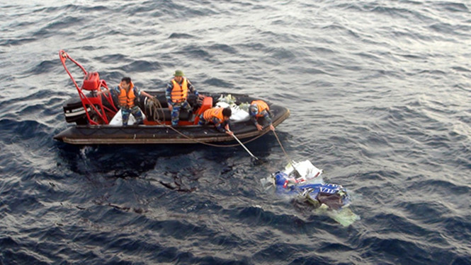 Chiều 23/6, tàu cá của ngư dân đã tìm thấy một thi thể trên vùng biển Bạch Long Vĩ, nghi là của thành viên phi hành đoàn trên máy bay CASA 212, với trang phục quân nhân và một số giấy tờ tùy thân. Ảnh Thanh Niên
