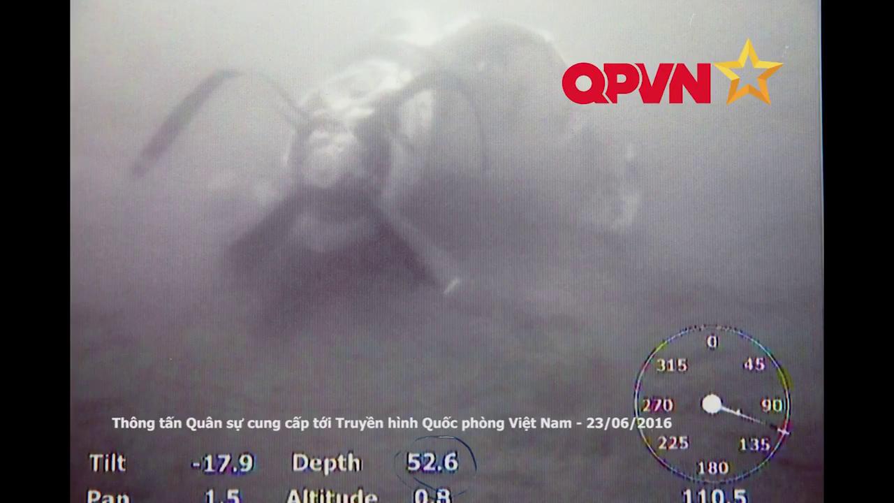 Những hình ảnh của động cơ máy bay CASA 212 số hiệu 8983 dưới đáy biển. Ảnh qpvn.vn